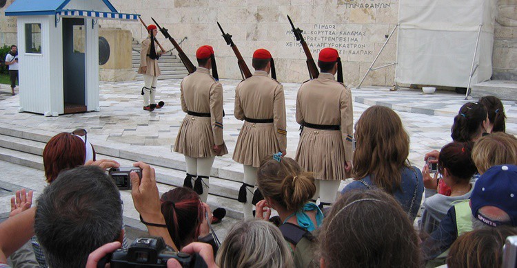 Moment of the changing of the guard before the attention of the tourists.  Jose Maria Mateos (Flickr)