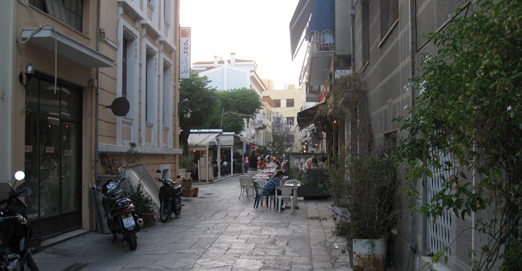 Plaka neighborhood street.  Ed (Flickr)