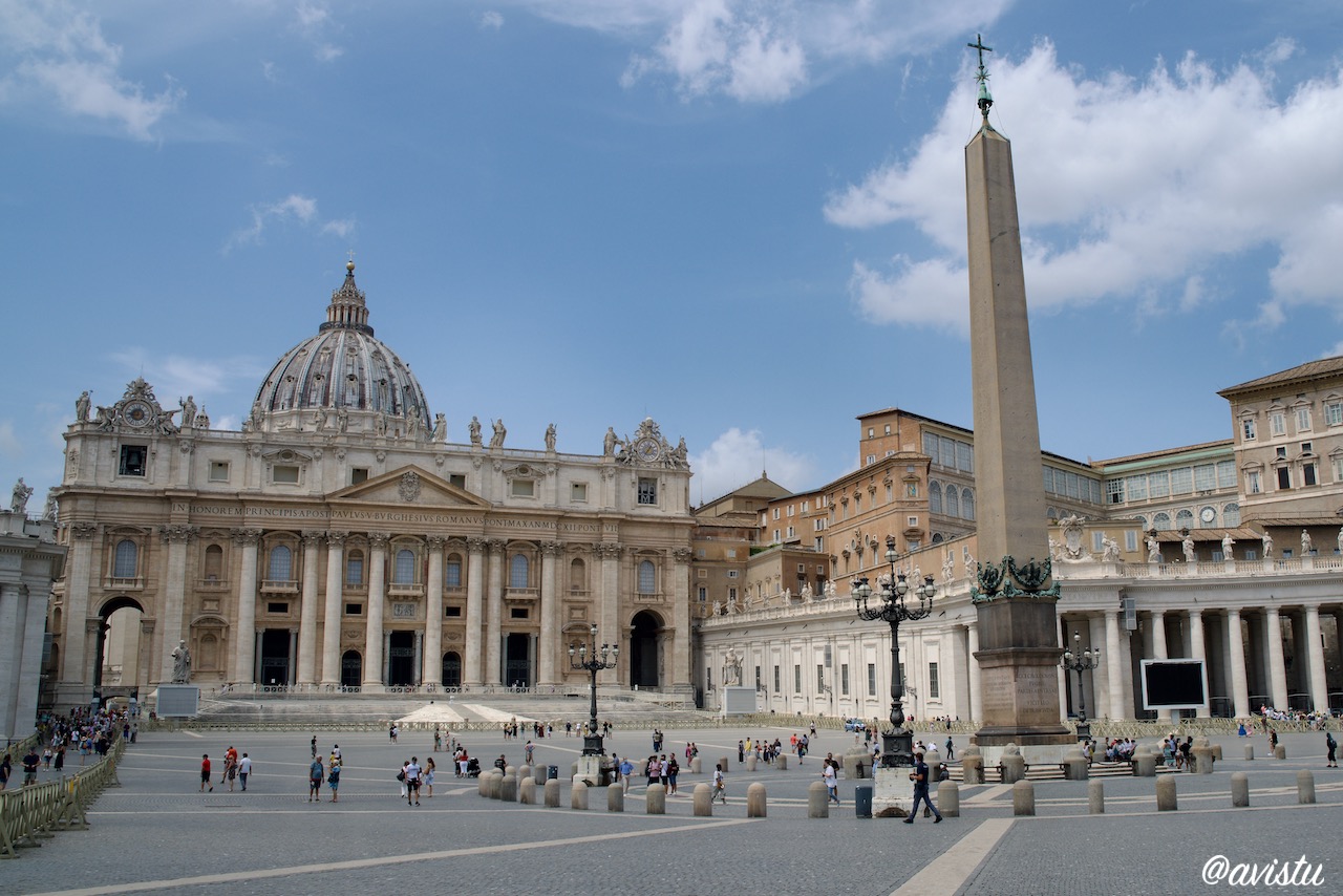 St. Peter's Square and Basilica in the Vatican [(c) Photo: @avistu]