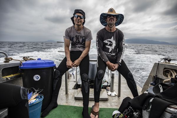 Txabi Mina (left) and Isaías Cruz on the stern of the Mako Pako boat