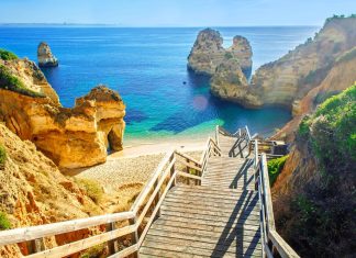 Algarve: A route through beaches and cliffs from another world