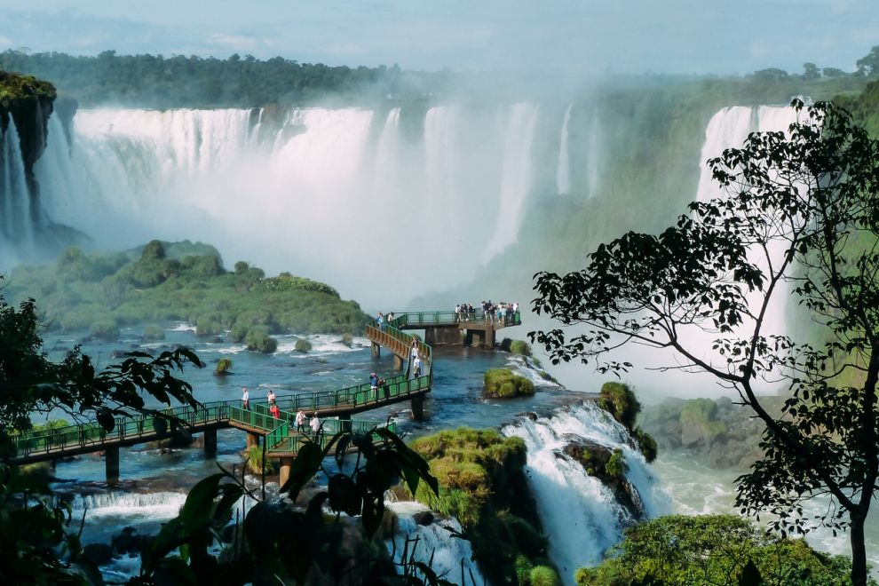 From Patagonia to the Iguazú Falls, always passing through the frenetic and intense Buenos Aires, the sister country is still one of the great American treasures to discover.  In the southern spring and summer it is full of vitality and events in all its provinces.