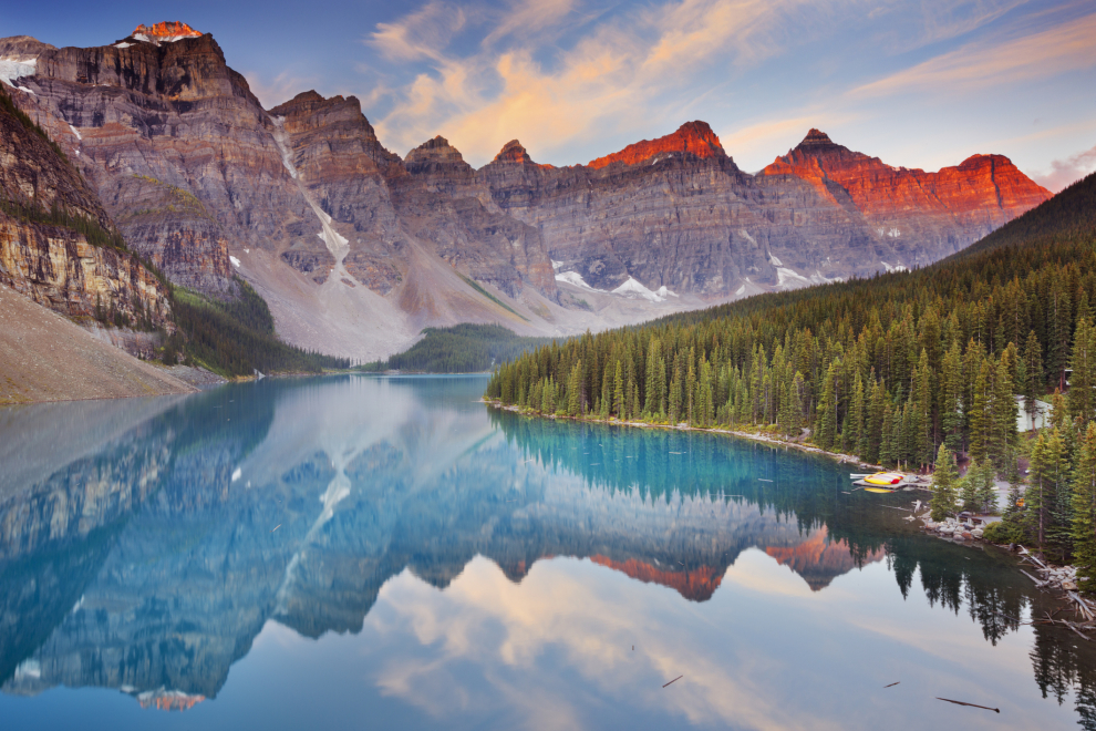 It is the second largest country in the world, so its nature offer is spectacular, with a great diversity in its territory, immense mountains, glaciers and infinite forests.  A very visited place is Banff National Park (in the photo).  But to the natural beauty add an extraordinary culture and gastronomy and vibrant cities such as Vancouver, Toronto, Ottrawa or Montreal.