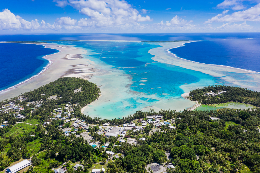Recognized by Lonely Planet as the best destination to visit in the world in 2022, the Cook Islands archipelago is in the most remote place on Earth, New Zealand Polynesia, halfway between New Zealand and Hawaii.  Made up of fifteen islands, Rarotonga, the main one, and Aitutaki, whose lagoon is recognized as one of the most beautiful in the world, stand out.