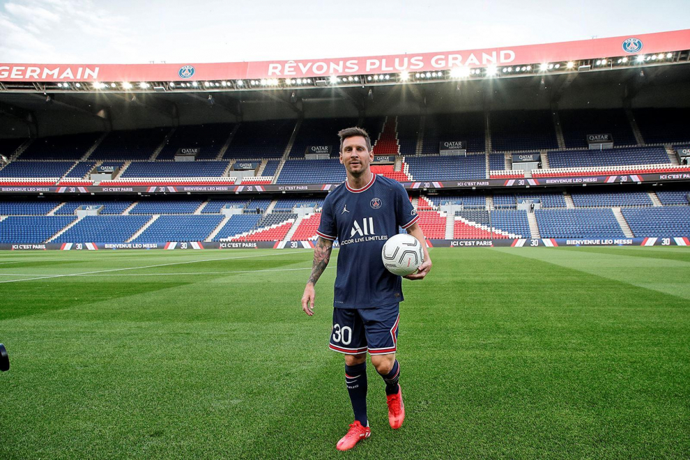 Messi, in the Parc des Princes, with the PSG shirt.