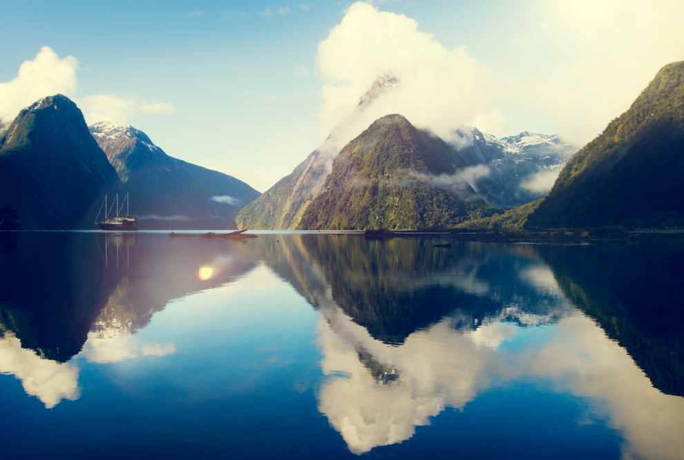 The country that has served as the setting for the film productions of the hobbits, dwarves and elves of "The Lord of the Rings" is almost on its way to changing its name to Middle-earth.  Its landscapes captivate all visitors, from its rugged mountains to its limpid fjords.  The only downside: the flights are very long to be in the antipodes of Spain.