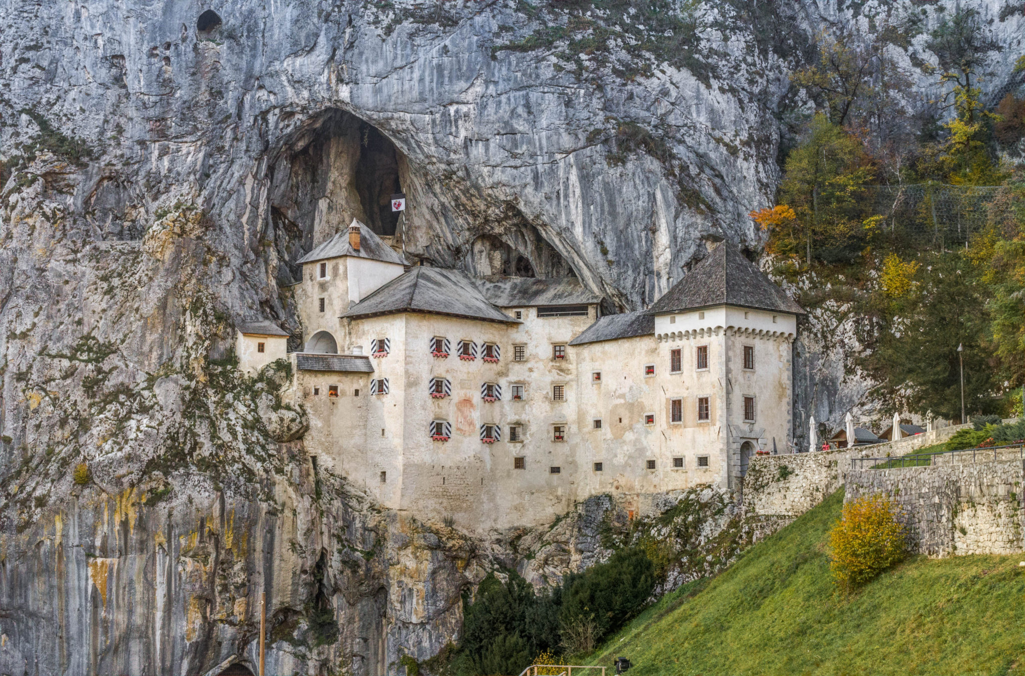 predjama-castle.jpg