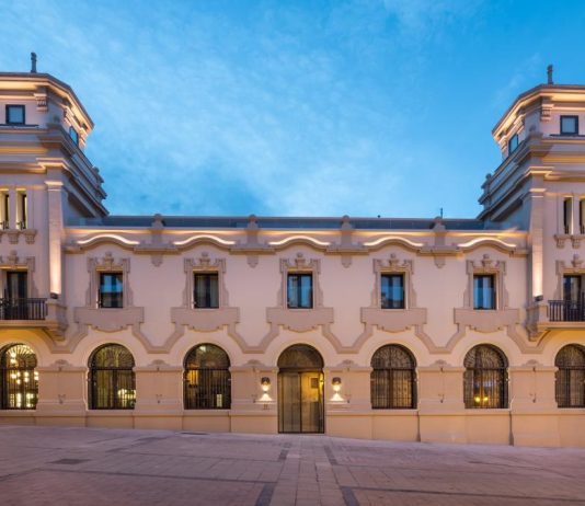 The luxury of sleeping in an old Post Office Palace in the center of Logroño