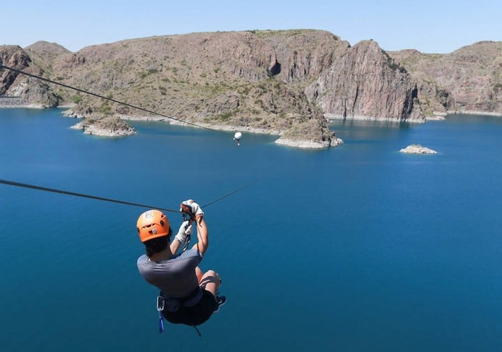 Zip line, one of the activities that can be practiced in the Los Reyunos dam.