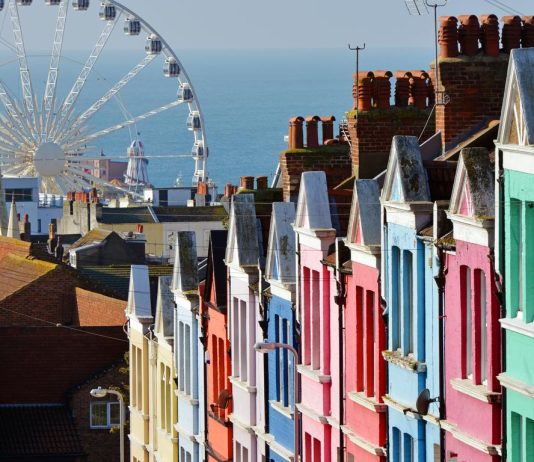 Discover Brighton in England and its colorful streets