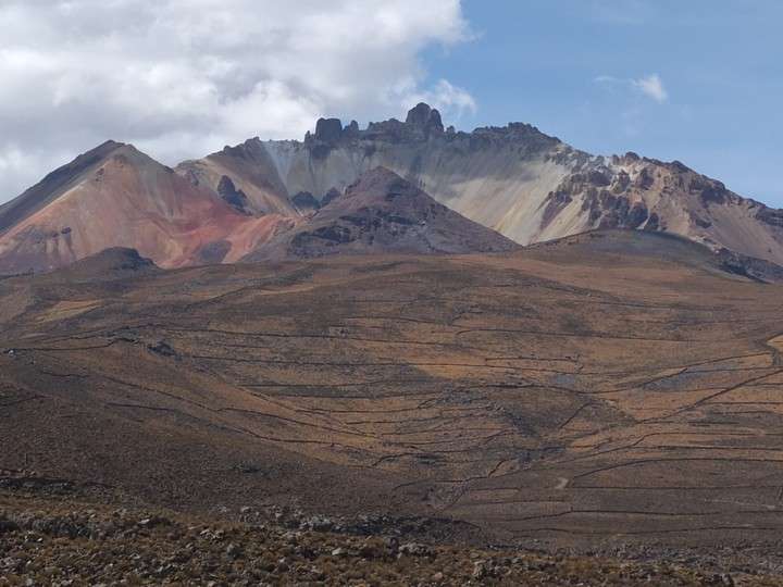 The imposing Tunupa volcano, on the shores of the salt flat (Gustavo Slucka).