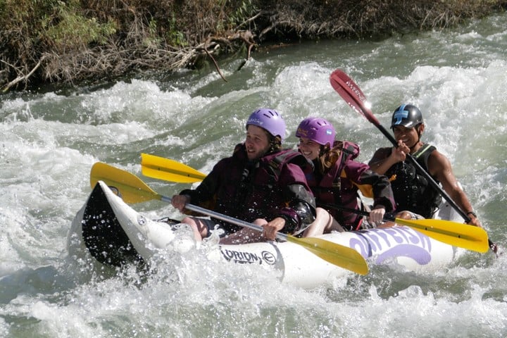 The Atuel River, in Valle Grande, invites you to enjoy the adrenaline rush of rafting with your family.