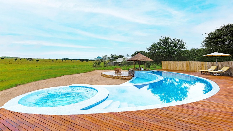 Swimming pool and jacuzzi serengeti