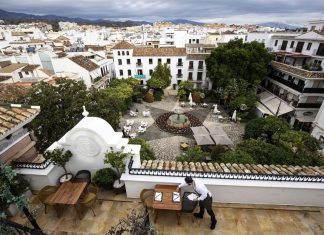 Estepona is coming up: a city full of flowers, pedestrian streets and beaches with resorts and villas that make tourists fall in love