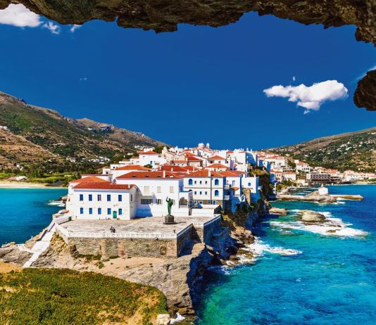 Greek islands: full of beautiful villas, beaches and friendly people