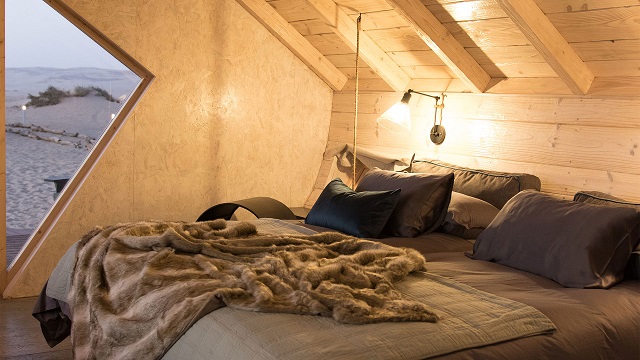 shipwreck hotel bed