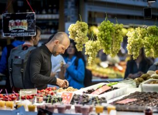The planetary and urgent challenge of feeding a city well