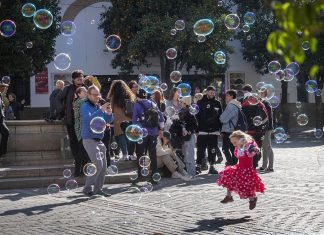 The residents of Seville, at the center of tourism management