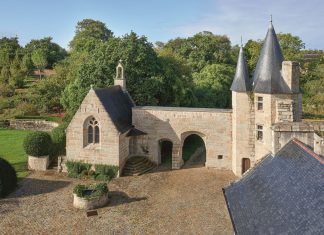 The three houses of the week: from a 15th century castle in France for 25 million euros to a Galician house in the estuary for 3.7 million