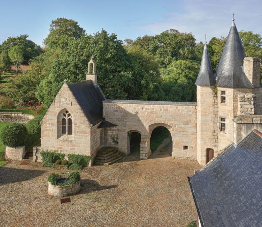 The three houses of the week: from a 15th century castle in France for 25 million euros to a Galician house in the estuary for 3.7 million