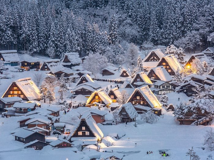 Shirakawa-go and Gokayama in Japan are among the 13 cities in the world that are beautiful in the snow.