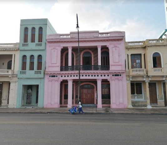 Cuba, the country with jet lag. A guide for outsiders.